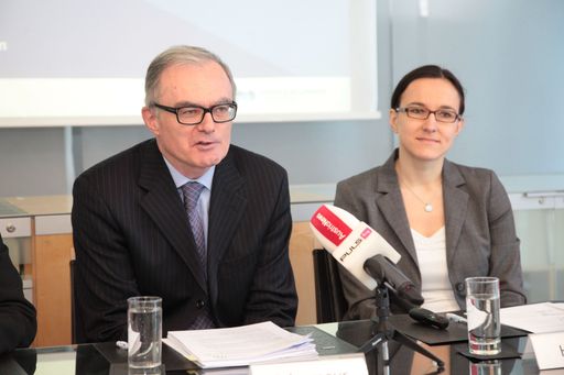 http://www.apa-fotoservice.at/galerie/2693/
Im Bild v.l.n.r.: Dr. Norbert Griesmayr (Generaldirektor VAV Versicherungs-AG), Diplom-Geografin Silke Hübner (Analystin bei Guy Carpenter)