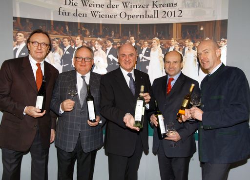 Im Bild: Dkfm. Hans Schmid, Raiffeisen Generalanwalt Ök.Rat Dr. Christian Konrad, NÖ-Landeshauptmann Dr. Erwin Pröll, Staatsoperndirektor Dominique Meyer, Winzer Krems Geschäftsführer Dir. Franz Ehrenleitner bei der Präsentation der Weine der Winzer Krems für den Wiener Opernball 2012.