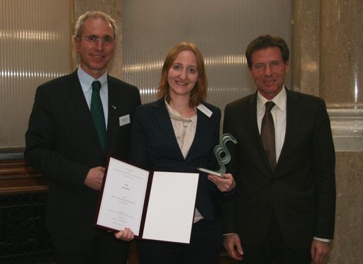 Verleihung des Schulrechtspreises 2011 an Mag. Nora Ultsch für Ihre Diplomarbeit "Grundrechte der Schülerinnen und Schüler in Österreich" gemeinsam mit Wissenschaftsminister o. Univ.-Prof. Dr. Karlheinz Töchterle und Univ.-Doz. HR Dr. Markus Juranek (Präsident der Österreichischen Gesellschaft für Schule und Recht)