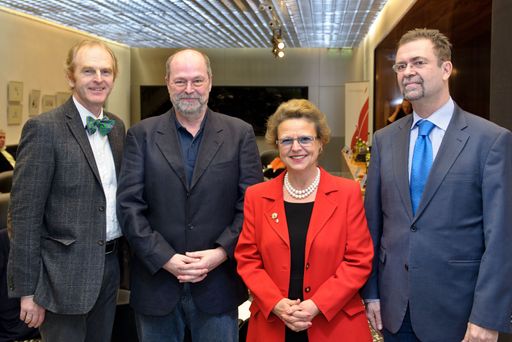  http://www.apa-fotoservice.at/galerie/2690
Im Bild: vlnr. Abteilungsvorstand der 11. Medizinischen Abteilung mit Lungenkrankheiten und Langzeitbeatmungszentrum im Geriatriezentrum Am Wienerwald Prim. Univ.-Prof. Dr. Wolfgang Popp, Leiter Epidemiologie und Reisenmedizin am Institut für Spezifische Prophylaxe und Tropenmedizin, Medizinuniversität Wien Univ.-Prof. Dr. Herwig Kollaritsch, Vize-Präsidentin der Österreichischen Apothekerkammer Mag. Dr. Christiane Körner, Impfreferent der Ärztekammer für Wien Dr. Rudolf Schmitzberger
