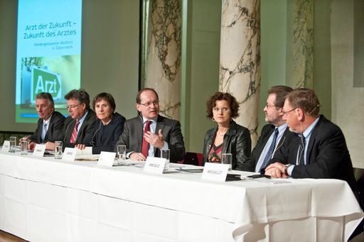 Vorschau Bild von Podiumsdiskutanten "Ordination ohne Ärzte? Patienten ohne Versorgung?"