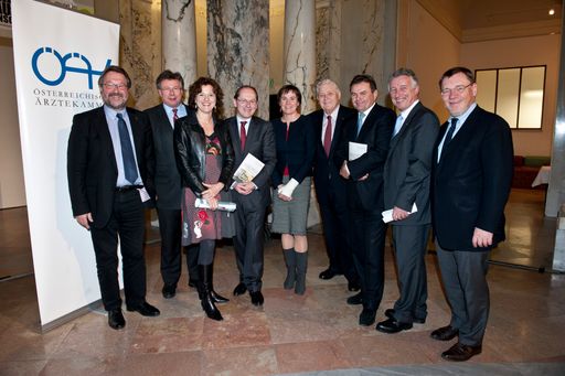Vorschau Bild von Gruppenfoto mit Podiumsdiskutanten und Buch-Herausgeber