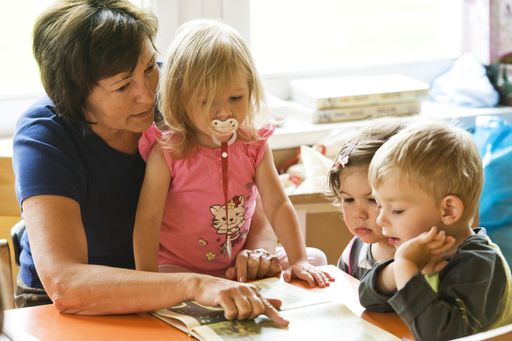 Über einzelne freie Plätze in Kindergärten (0-6 Jahre) und Horten (6-10 Jahre) in allen Wiener Gemeindebezirken gibt die Stiftung unter der Nummer 01 51552 3838 Auskunft.