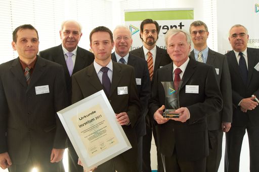 http://www.apa-fotoservice.at/galerie/2697/
im Bild: Dr. Friedrich Rödler (Präsident des Österreichischen Patentamtes), DI Peter Puchberger (Präsident der
Patentanwaltskammer), Sektionschef Mag. Christian Weissenburger (Bundesministerium für Verkehr, Innovation und Technologie) mit den
Preisträgern