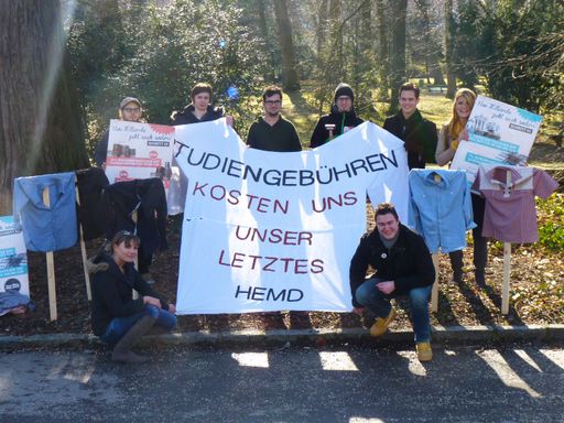 Bei einer Aktion am Gelände der Johannes-Kepler-Universität Linz zeigte der Verband Sozialistischer Student_innen (VSStÖ) Linz mit einem überdimensionalen symbolischen "letzten Hemd" der Studierenden auf die verheerenden Auswirkungen einer möglichen Wiedereinführung von Studiengebühren aufmerksam.