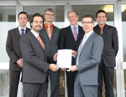  Das erfolgreiche RIEGL Erfinderteam mit dem ausgezeichneten Patent vor dem Firmensitz in Horn.