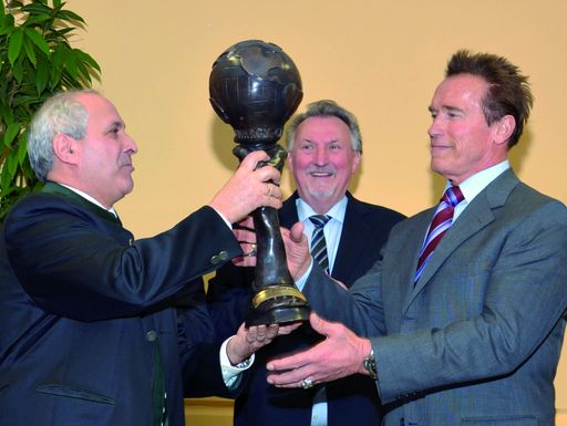 Im Bild v.l.n.r.: Energy Globe Gründer Ing. Wolfgang Neumann, Bürgermeister von Güssing, Peter Vadasz, Arnold Schwarzenegger