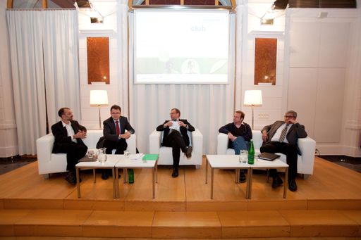 http://www.apa-fotoservice.at/galerie/2696/
Im Bild v.l.n.r.: Michael Nentwich, Klaus-Rainer Brintzinger, Johannes Steiner, Arndt von Haeseler und Christoph Kratky.