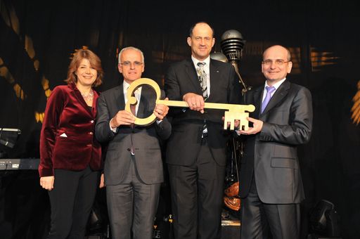 Vorschau Bild von Gabriele Zuna-Kratky, Direktorin des Technischen Museum, Hoteleigentümer Gerald Schweighofer, Hoteldirektor Horst Wittrich und Verkehrsbüro Generaldirektor Harald Nograsek bei der Übergabe des goldenen Schlüssels