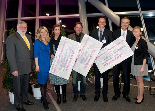 Jury und Gewinner (v.l.n.r.): Dipl.-Ing. Dr. Franz Fischler, Mag. Sasha Walleczek, Sabine Tschürtz  (Projekt [klima]trick), Gernot Neuwirth  (Projekt Naturbeobachtung App), Michael Krobath (Projekt CSI), Dipl. WI.-Ing. Robert Chvatal, Stefanie Leschnik, CSR-Verantwortliche T-Mobile Austria