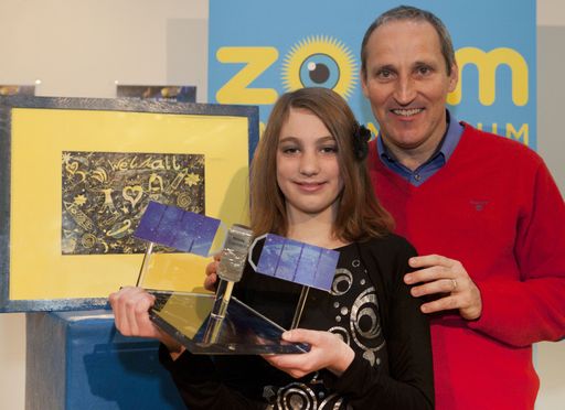 http://www.apa-fotoservice.at/galerie/2700
Galileo-Satellit aus Österreich trägt den Namen Nicole
Nicole Winkler, 11 Jahre, aus Murau mit Franz Viehböck,
erster und einziger Österreich im Weltall.