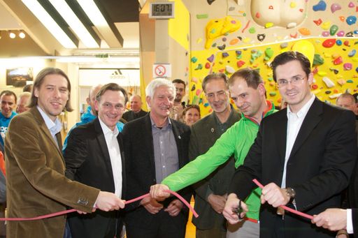  http://www.apa-fotoservice.at/galerie/2704
v.l.n.r.: Stefan Konvicka, Geschäftsführer Happyland, Dipl. Ing. Martin Czerny, Stadtrat Klosterneuburg  Bernhard Stummer, Vorstand Alpenverein Sektion Edelweiß, Friedrich Macher, Vorstand Alpenverein Sektion Austria, Stefan Rieger, Geschäftsführer Die Kletterei, Mag. Stefan Schmuckenschlager, Bürgermeister von Klosterneuburg