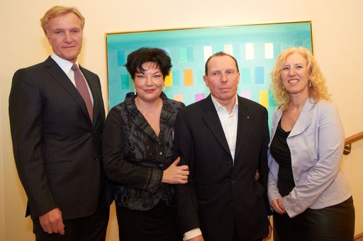  http://www.apa-fotoservice.at/galerie/2661/ im Bild v.l.n.r. Albertina - Direktor Dr. Klaus Albrecht Schröder, Monika und Gerald Ziwna sowie Kunsthistorikerin der Oesterreichischen Nationalbank, Elisabeth Olivares Diaz