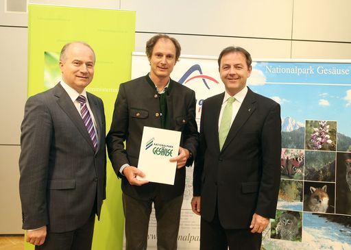 Fototermin mit dem neuen NP-Gesäuse Direktor Herbert Wölger. v.l.n.r.: Johann Seitinger (Umweltlandesrat Steiermark), Herbert Wölger (Nationalparkdirektor Gesäuse), Niki Berlakovich (Umweltminister)