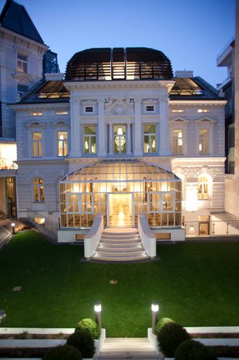  Das südseitig im idyllischen Innenhof liegende Le Palais Sans Souci.