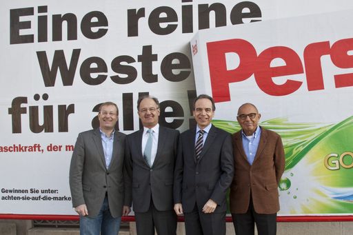 (v.l.n.r.): Werner Beutelmeyer
(Institutsvorstand u. Geschäftsführer market Institut), Ernst Klicka
(Geschäftsführer des Markenartikelbverbandes), Mag. Günter Thumser
(Präsident des Markenartikelverbandes/ Präsident Henkel Central Eastern Europe GmbH), Mariusz Jan Demner (Demner, Merlicek & Bergman).