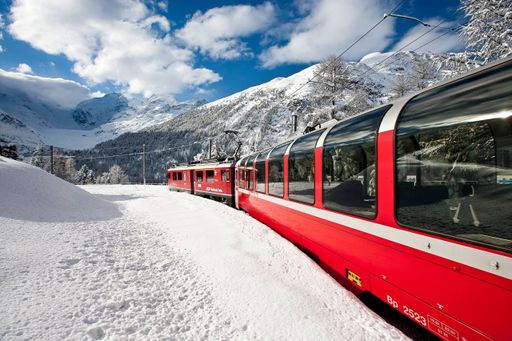 Bernina Express - Der Bernina Express in der Montebellokurve. Eine Fahrt von den Gletschern zu den Palmen.