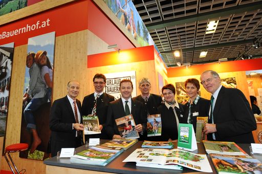  Hoher Besuch am UaB-Stand bei der Grünen Woche in Berlin; v.l.n.r.: Präs. Franz-Stefan Hautzinger (Vorsitzender des AMA-Verwaltungsrates), LKR Johann Hörtnagl (Landesobmann UaB-Tirol), Landwirtschaftsminister Niki Berlakovich, LKR Klaus Vitzthum (Bundesobmann UaB-Österreich), Standbetreuerinnen Bettina Sandler (UaB NÖ) und Priska Eller (UaB Vbg), Präs. Gerhard Wlodkowski (LK Österreich)