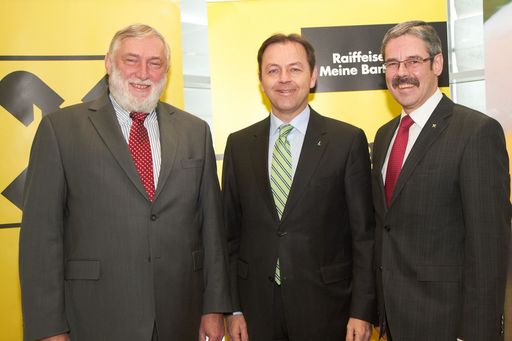 http://www.apa-fotoservice.at/galerie/2716/
Im Bild v.l.n.r. Dr. Franz Fischler (Vorsitzender Raiffeisen Klimaschutz-Initiative), DI Niki Berlakovich (Bundesminister für Land- und Forstwirtschaft, Umwelt und Wasserwirtschaft) und Mag. Erwin Hameseder (Generaldirektor der Raiffeisenlandesbank und der Raiffeisen-Holding NÖ-Wien)