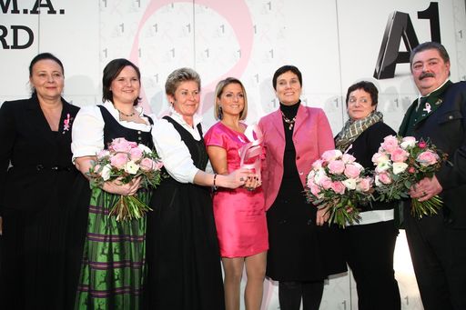 http://www.apa-fotoservice.at/galerie/2717
Im Bild v.l.n.r.: Doris Kiefhaber (GF Österreichische
Krebshilfe), Judith Pöllinger (Patientin), Roswitha Mateschitz
(Preisträgerin A1 P.R.I.M.A. Award UKH Kalwang), Jeanette Biedermann,
Silvia Buchinger (Group Chief HR Officer Telekom Austria Group & A1),
Gudrun Jost (Preisträgerin A1 P.R.I.M.A. Award UKH Kalwang), Peter
Kokelj (Preisträger A1 P.R.I.M.A. Award UKH Kalwang)