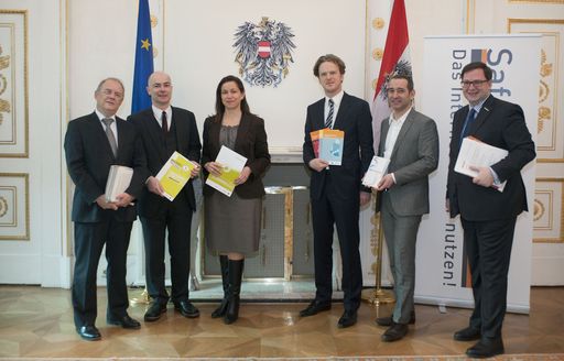 Am 3. Februar 2012 wurden im Vorfeld des Safer Internet Day 2012 bei einer Pressekonferenz im Bundeskanzleramt aktuelle Studienergebnisse und Initiativen zur Interneterziehung präsentiert. Im Bild (v.l.n.r.) Manfred Matzka (SC Bundeskanzleramt), Harald Leitenmüller (Microsoft Österreich),
Livia Dandrea-Böhm (A1), Bernhard Jungwirth (Saferinternet.at Koordinator, GF des ÖIAT), Andreas Wildberger (Saferinternet.at, Generalsekretär ISPA) und Christian Rupp (Digitales Österreich, Bundeskanzleramt).