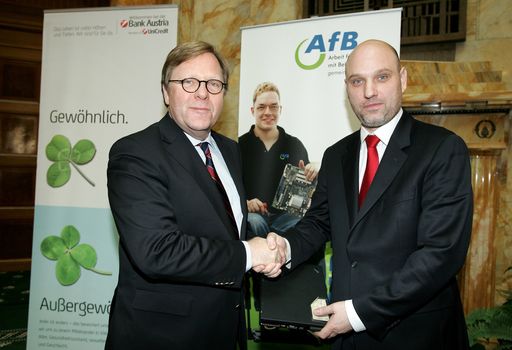 Bank Austria Vorstandsvorsitzender Willibald Cernko (li.) und Ernst Schöny AfB (Arbeit für Behinderte)