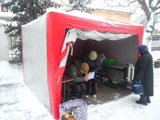 Der Volkshilfe Partnerverein "Narodna Dopomoha" (ukrainisch für Volkshilfe) hat bereits zwei Zelte in den Straßen von Czernowitz aufgestellt, wo sich Obdachlose aufwärmen können und Essen ausgegeben wird.