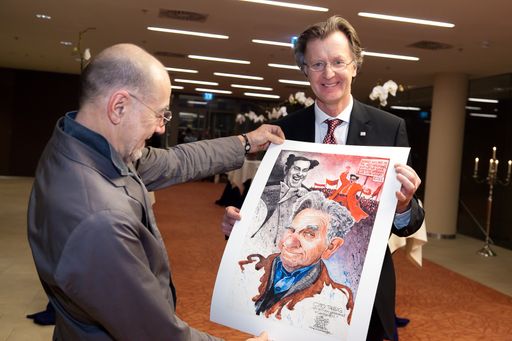 Faksimiledruck Otto Tausig -  Willi Resetarits (links) und Mag. Helmut Kuchernig (Idee & Projektleitung, b4C) mit Oliver Schopf-Karikatur