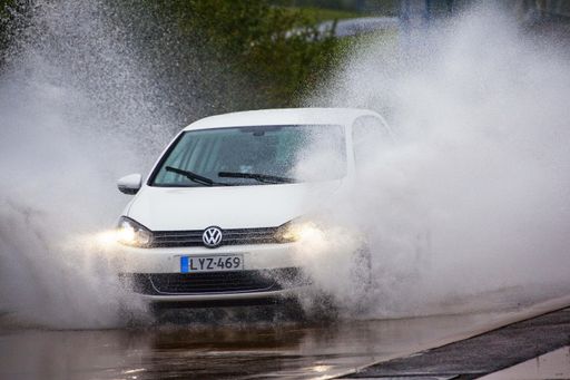 Nokian-Reifen bieten selbst unter extremsten Bedingungen Sicherheit bei Nässe und Trockenheit. Nokian-Reifen werden häufig Testsieger, sind sehr sicher und sparen Sprit. Testsieger der Sommerreifentests sind der richtige Kauf. Den Reifenwechsel sollte man jetzt vorbereiten. Nun sind die Preise noch günstig beim Reifenservice. Der Nokian-Reifen ist der Test-Sieger im auto motor und sport Test. Honorarfrei für redaktionelle Zwecke.