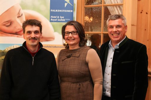 http://www.apa-fotoservice.at/galerie/2724 Falkensteiner Hotel & Spa Royal Seefeld: Honeymoon Refresh ist eines der vier Angebote im ersten EroSPA Europas, das Paare aktuell für das Wiederbeleben ihrer Liebesbeziehung wählen können. v.l.n.r.: Paar- und Sexualtherapeut Bernhard Moritz, Direktorin des Falkensteiner Hotel & Spa Royal Seefeld Marina Albasini und FMTG AG Aufsichtsratsvorsitzende Erich Falkensteiner.