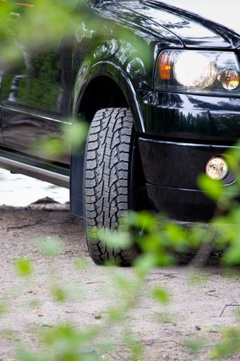 Der neue Nokian Rotiiva AT Sommerreifen für SUV kommt mit festem Griff mühelos voran. Der neue Nokian Rotiiva AT (All Terrain) Sommerreifen bietet festen Griff auf der Straße und im Gelände für SUV, ist robust und hält lange. Als starker SUV-4x4-Offroad-Spezialreifen gewährleistet er hohe Leistung und extreme Stabilität ohne Kompromisse bei Sicherheit und Fahrkomfort. Honorarfrei für redaktionelle Zwecke.