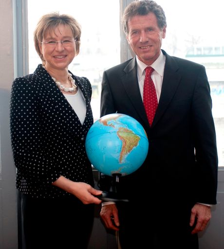 Wissenschafts- und Forschungsminister Dr. Karlheinz Töchterle mit ÖVP-Wissenschaftssprecherin Abg.z.NR Mag. Katharina Cortolezis-Schlager