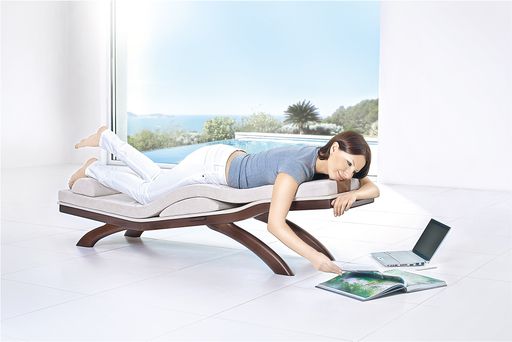  Eine bestechend einfache Innovation im Interieur Design:
Chaise Lounges von LIOGY ermöglichen eine bequeme Bauchlage beim Lesen, Arbeiten und Entspannen. Foto: LIOGY 3
