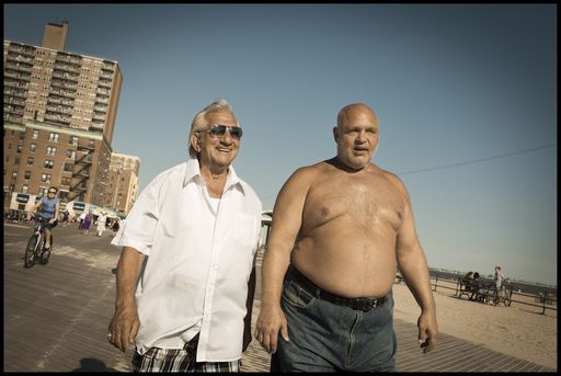Die Menschen, die Ruehm fotografiert, strahlen eine eigentümliche Vertrautheit aus