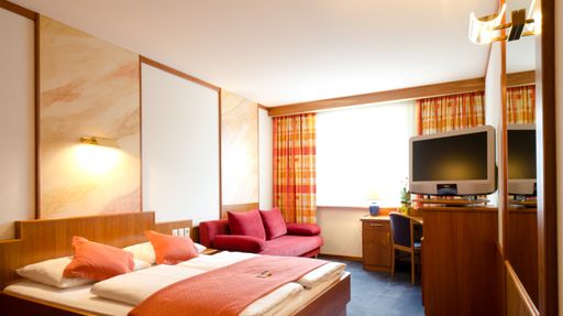 Große sowie technisch sehr modern ausgestattete Zimmer garantieren einen angenehmen Hotelaufenthalt