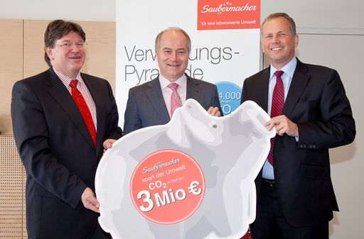 Im Bild: Saubermacher Vorstand Frank Dicker (COO), Umwelt-Landesrat Steiermark Johann Seitinger, Saubermacher Vorstandsvorsitzender Horst Pirker (CEO) (v.l.n.r.)