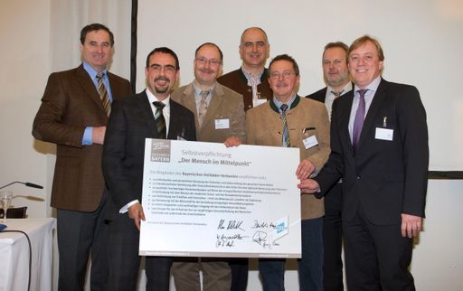 Alois Brundobler, Klaus Holetschek, Dr.
Otto Ziegler, Georg Overs, Sepp Höfer, Ernst Stapfer, Werner Angermüller mit der unterzeichneten Selbsverplichtungsurkunde "Der Mensch im Mittelpunkt"