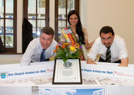 Vorschau Bild von Thomas Goetz, Miss Bayern, Christine Trost
und Klaus Holetschek beim Armbad.