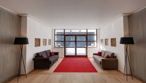 Sofas von Haapo: Modern und zeitlos, links aus der Serie DENVER, rechts aus der Serie MAILAND