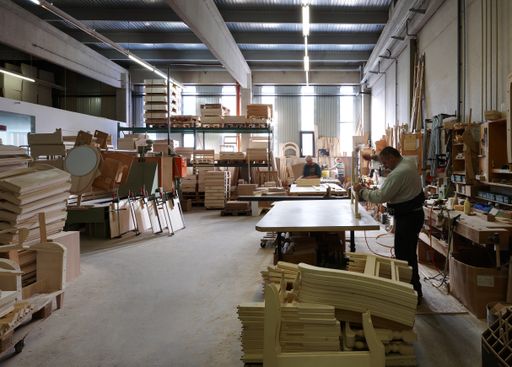 Vorschau Bild von Produktion der Holzelemente für die Polstermöbel im Tiroler Achenkirch