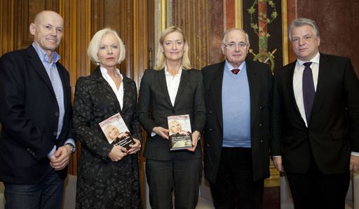 http://www.apa-fotoservice.at/galerie/2733
Bei der Präsentation des Buches VOM WAHREN LEBEN IM RECHTSSTAAT (Styria Verlag) der Volksanwältin Gertrude Brinek am 15. Februar im Parlament: ORF-Bürgeranwalt Peter Resetarits, Gertrude Brinek, Nationalbibliothek-Generaldirektorin Johanna Rachinger, der langjährige Spitzenpolitiker Heinrich Neisser, Styria-Lektor Reinhard Deutsch diskutierten über die österreichische Realverfassung und die unverzichtbare Funktion der Volksanwaltschaft.