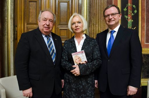 Der II. NR-Präs. Fritz Neugebauer (links) und ÖVP-Klubobmann Karlheinz Kopf (rechts) bei der Präsentation des Buches von Volksanwältin Gertrude Brinek (Mitte) im Parlament.