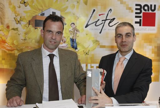 Vorschau Bild von Mag. Robert Schmid (links) und Mag. Georg Bursik präsentierten im Rahmen der traditionellen Baumit Pressekonferenz Life - Europas größtes Farbsystem für die Fassade.