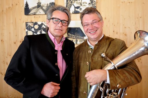  (v.li.) Markus Tschoner (Olympiaregion Seefeld) und Ernst Hutter (Die Egerländer Musikanten - das Original) freuen sich über die gelungene Kooperation.
