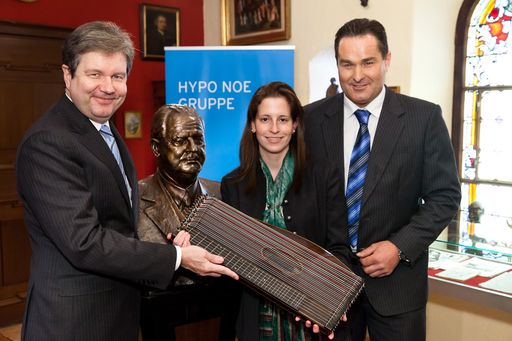  Im Bild vlnr.: Dr. Peter Harold (Generaldirektor HYPO NOE Gruppe), Michaela Schaden ('prima la musica'-Preisträgerin), Josef Renz (Antiquitätenhändler)