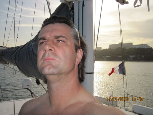 Vorschau Bild von Weltrekordkatamaran mit Wolfgang Guelfenburg, vor Anker beim Präsidentenpalast in Dakar (Senegal)