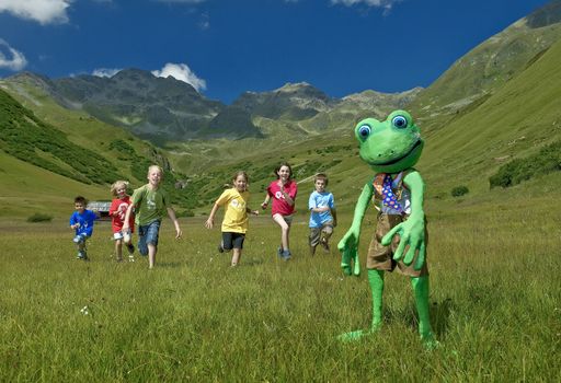  Gestatten, mein Name ist Bartl Bergfrosch: Der freche Hüpfer steht im Zentrum des diesjährigen Programms der Family Tirol Dörfer.
