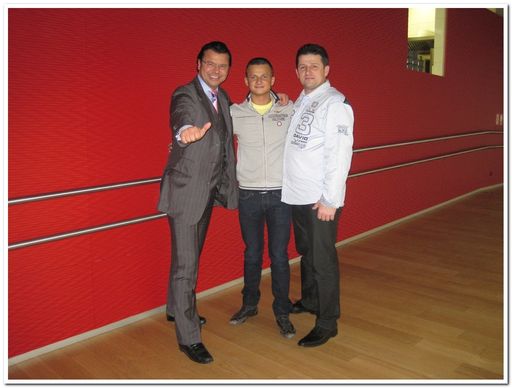 Vorschau Bild von Der neue Manager Paul Misar mit Schützling Sandro Lukovich Österreichs Nachwuchsrennsporthoffnung und dessen Vater.