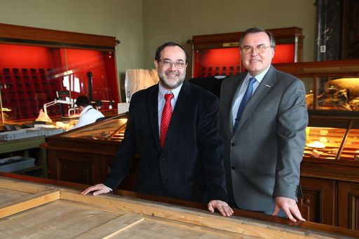  http://www.apa-fotoservice.at/galerie/2741
Im Bild v.l.n.r.: Univ.-Prof. Dr. Christian Köberl (Generaldirektor und wissenschaftlicher Geschäftsführer), HR Dr. Herbert Kritscher (Vizedirektor und wirtschaftlicher Geschäftsführer)