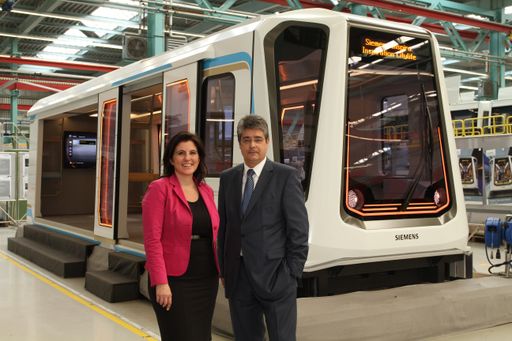 Sandra Gott-Karlbauer, Leiterin des weltweiten Geschäfts Metros, Reisezugwagen und Straßenbahnen und Wolfgang Hesoun, Generaldirektor Siemens AG Österreich